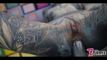 Tattoo-Paar mit intensivem POV-Anal-Sex und Creampie