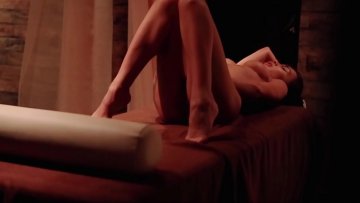 Geile Frau Masturbiert in Massageraum